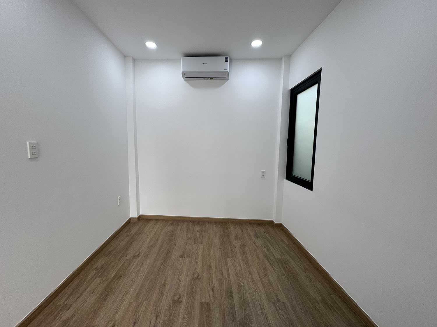 Tuyệt phẩm Nhà Phố 2 lầu full nội thất cao cấp hẻm 2 xe hơi 7 chỗ tránh nhau khu VIP Đặng Văn Ngữ